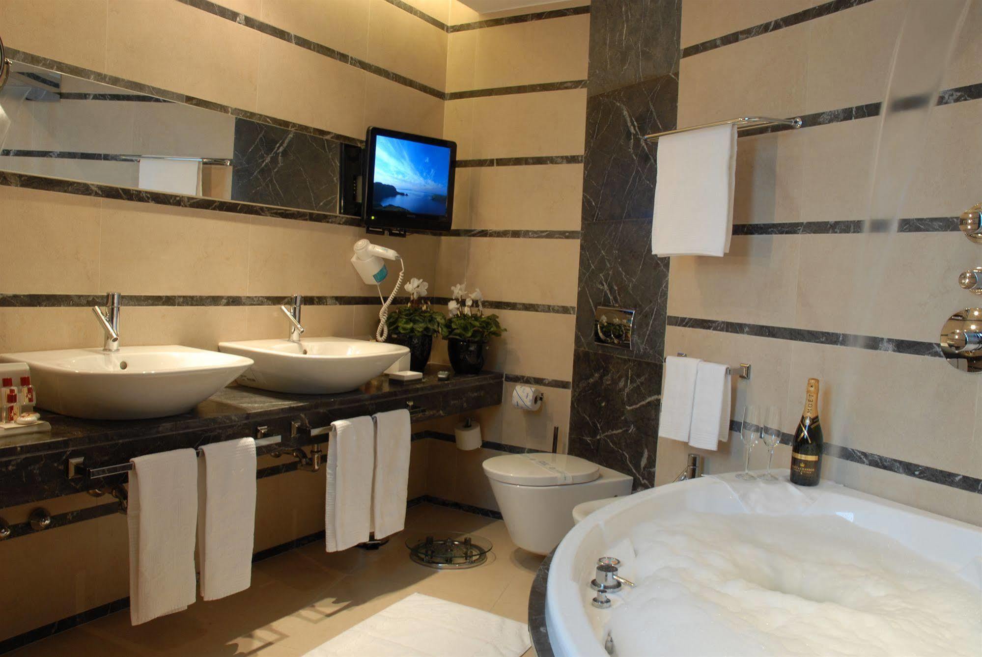 Hotel Excelsior Ла Мадалена Екстериор снимка